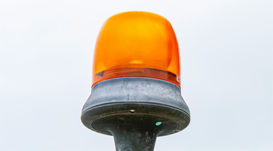 柳梧铁路金田跨平武高速特大桥首片T梁顺利架设